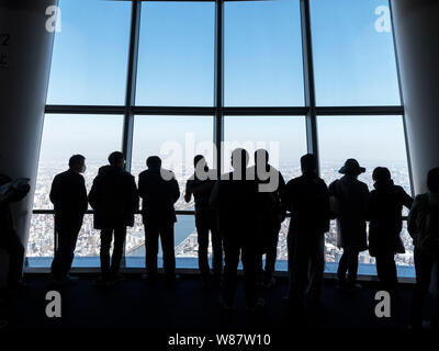 Les visiteurs appréciant la vue aérienne sur la ville depuis le pont d'observation de la Tokyo Skytree, Tokyo, Japon Banque D'Images