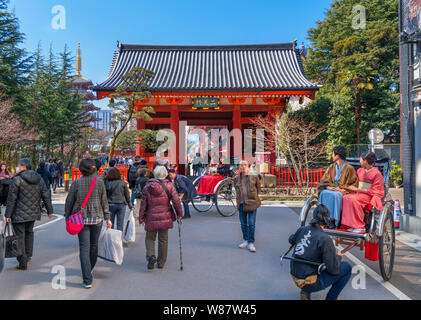 Entrée de Senso-ji, un ancien temple bouddhiste dans le quartier d'Asakusa, Tokyo, Japon Banque D'Images