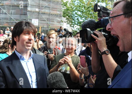 Au croisement à Abbey Road, NW8, Londres, Royaume-Uni. 8 Août, 2019. Les Beatles tribute band arrivent à la tristement célèbre Abbey Road Crossing pour célébrer le 50e anniversaire de l'album Beatles Abbey Road. Crédit : David Bronstein/ Alamy Live News Banque D'Images