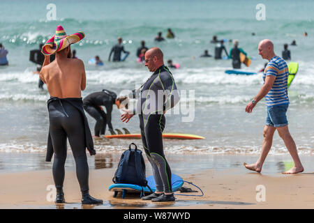 Bude, Cornwall, Angleterre du Nord. Jeudi 8 août 2019. Météo britannique. Avec le temps orageux imminente prévue pour plus tard aujourd'hui, les vacanciers profiter du soleil et du surf sur la plage de Bude Cornouailles du Nord. Credit : Terry Mathews/Alamy Live News Banque D'Images