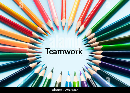 Concept d'équipe. groupe de crayon de couleur sur fond bleu Banque D'Images