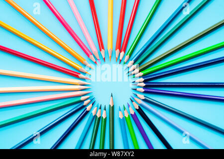 Le partage des idées, concept crayons multicolores sur fond bleu Banque D'Images