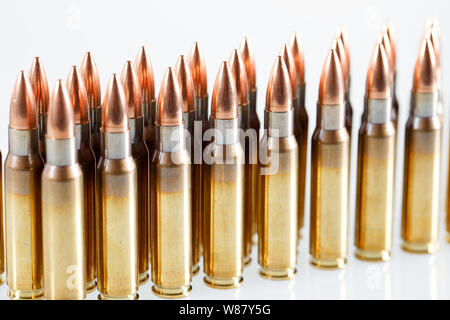 Cartouches de chasse calibre sur un fond blanc. 308 Win Banque D'Images