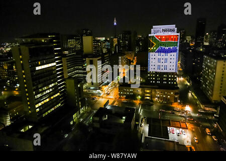Johannesburg, Afrique du Sud - le 17 septembre 2013 : High Angle view of illuminated building et des scènes de rue de Braamfontein banlieue de Johannesburg CBD un Banque D'Images