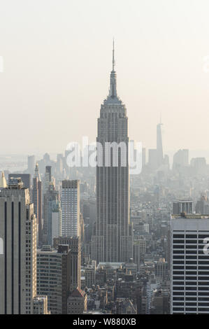 Vue de jour de l'Empire State Building du haut de la roche, New York Banque D'Images