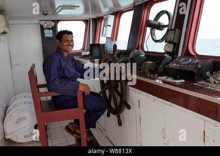 Le capitaine de bateau ferry pour l'île de Masirah, Oman Banque D'Images