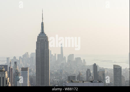 Vue de jour de l'Empire State Building du haut de la roche, New York Banque D'Images