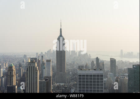 Vue de jour de l'Empire State Building du haut de la roche, New York Banque D'Images