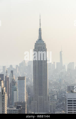 Vue de jour de l'Empire State Building du haut de la roche, New York Banque D'Images