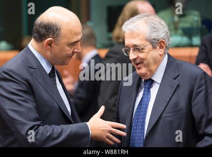 Conseil des ministres de l'Eurogroupe au siège du Conseil européen à Bruxelles. Dans l'image Pierre Moscovivi et Fabrizio Saccomanni Bruxelles, Belgique, le 14 novembre 2013. - Ministre français des Finances et Économie Pierre MOSCOVICI (L) parle avec le Ministre italien de l'économie et des finances Fabrizio Saccomanni (R) avant la réunion des ministres de l'Eurogroupe dans le siège du Conseil de l'UE. (Thierry Monasse / Fotogramma, Bruxelles - 2013-11-14) ps la photo est utilisable à l'égard du contexte dans lequel elle a été prise, et sans intention diffamatoire de la dignité des personnes représentées (T Banque D'Images