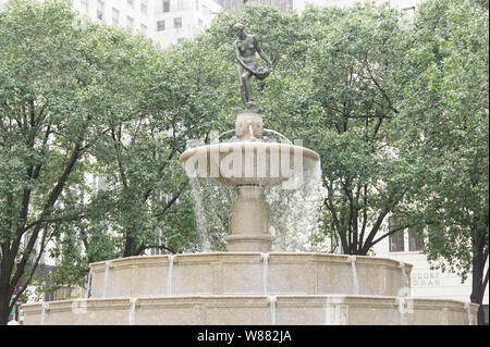 Statue de Pulitzer en face de la Plaza Hotel, New York Banque D'Images