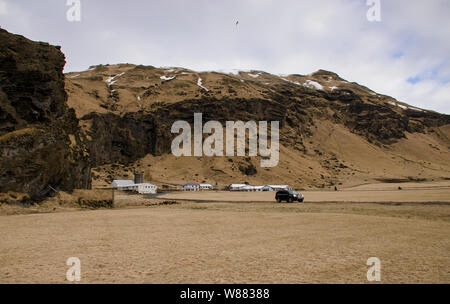 Paysage islandais typique avec des maisons contre les montagnes dans petit village, dans l'ouest de l'Islande Banque D'Images