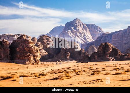 Le spectaculaire paysage montagneux du désert de Jordanie à Wadi Rum ou la vallée de la Lune. Banque D'Images