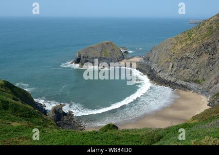 Traeth Bach Petite plage isolée de petite anse entre gallois et Penbryn Ceredigion sur Llangrannog Côte All Wales Coast Path Cymru UK Banque D'Images