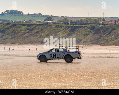 Véhicule de patrouille de la RNLI sur plage à Filey, North Yorkshire, UK. Banque D'Images