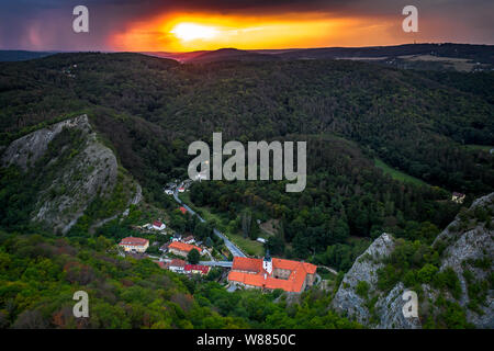 Saint John sous la falaise est un village dans la région centrale , district de Beroun , à environ 30 km au sud-ouest de Prague, à moins de 5 km à l'est de Beroun. L Banque D'Images