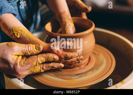 Atelier de poterie. Grand-père-fille enseigne la poterie. Modelage Banque D'Images