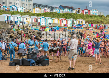 Bude, Cornwall, Angleterre du Nord. Jeudi 8 août 2019. Météo britannique. Avec le temps orageux imminente prévue pour plus tard aujourd'hui, la bande de l'acier, '1', lui Way 2 dessiner une grande foule sur Summerleaze beach à Bude Cornouailles du Nord. Credit : Terry Mathews/Alamy Live News Banque D'Images