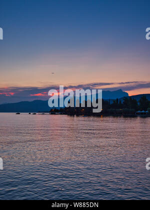 Coucher de soleil spectaculaire vue depuis le village de Bardolino, sur les rives du lac de Garde Banque D'Images