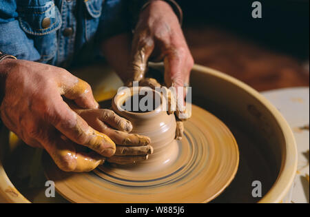 Atelier de poterie. Grand-père-fille enseigne la poterie. Modelage Banque D'Images