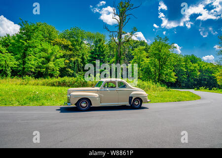 Ford 1947 classique en arrêt sur une zone de l'oublier dans la voiture Skyline Skyline Drive Route panoramique dans le Parc National Shenandoah Banque D'Images