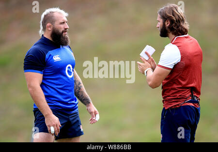 England's Joe Marler (à gauche) au cours d'une session de formation à Pennyhill Park, Surrey. Banque D'Images