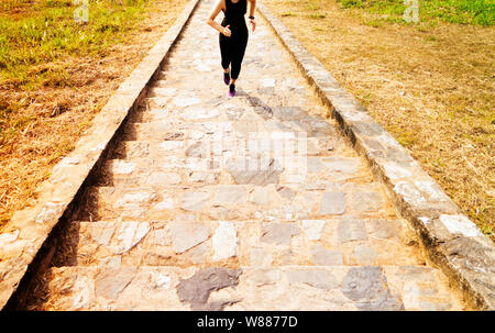 Young woman running sport piscine a l'étage on blue sky Banque D'Images