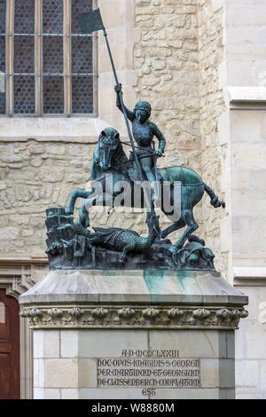 La sculpture de Saint Georges avec les dragons en face de l'Église Réformée de Wolfsgasse, Cluj-Napoca, en Transylvanie, Roumanie Banque D'Images
