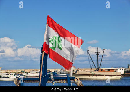 Tripoli, Liban - 02 Jan 2018. Le drapeau sur le bateau à Tripoli, Liban Banque D'Images