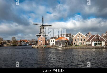 Adriaan De moulin sur la rivière Spaarne, Haarlem, Hollande du Nord, Pays-Bas Banque D'Images