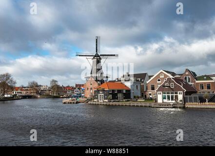 Adriaan De moulin sur la rivière Spaarne, Haarlem, Hollande du Nord, Pays-Bas Banque D'Images