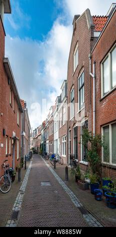 Petite rue typique avec des maisons en briques, Haarlem, Province de la Hollande du Nord, Hollande, Pays-Bas Banque D'Images