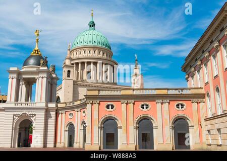 Le Parlement de Brandebourg, reconstruit le château de ville, à l'arrière de la tour de l'église Saint Nicolas, Potsdam, Brandebourg, Allemagne Banque D'Images