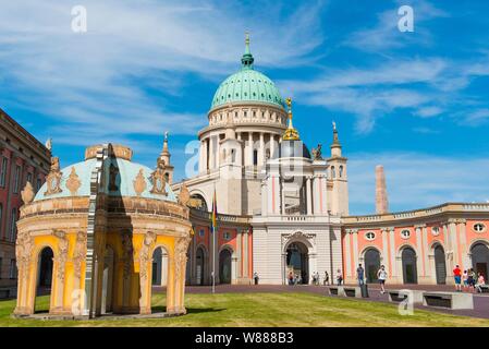 Le Parlement de Brandebourg, reconstruit le château de ville, à l'arrière de la tour de l'église Saint Nicolas, Potsdam, Brandebourg, Allemagne Banque D'Images