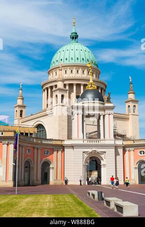 Le Parlement de Brandebourg, reconstruit le château de ville, à l'arrière de la tour de l'église Saint Nicolas, Potsdam, Brandebourg, Allemagne Banque D'Images