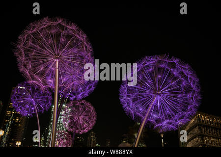 Dubaï, Émirats arabes unis, MAR 19, 2018 : Metal sculptures pissenlit font partie de l'art de la rue moderne à Dubaï, illustré dans la nuit Banque D'Images