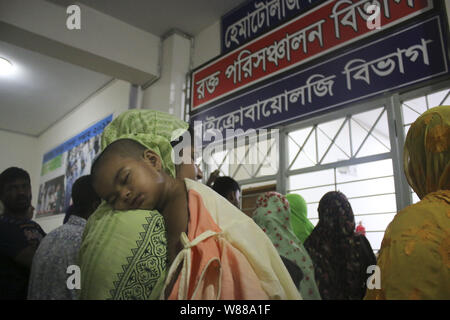 Dhaka, Dhaka, Bangladesh. 8e août 2019. La dengue bangladais d'attente des patients pour une prise de sang dans un hôpital à Dhaka.Au moins 2 326 patients atteints de dengue s'est admis dans les hôpitaux de tout le pays en 24 heures depuis le 7 août, ce qui porte le total à 34 666 cette année, selon la Direction générale des services de santé Crédit : Sultan Mahmud Mukut SOPA/Images/ZUMA/Alamy Fil Live News Banque D'Images