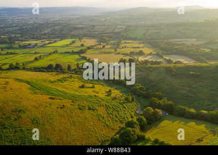 Vue aérienne plus vallonné aux champs agricoles au coucher du soleil d'été. Le Shropshire Hills en Royaume-Uni Banque D'Images