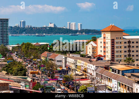 Pattaya, Thaïlande, 17.03.2013. Photo du toit de l'hôtel de la ville avec vue sur le port et la mer. Banque D'Images