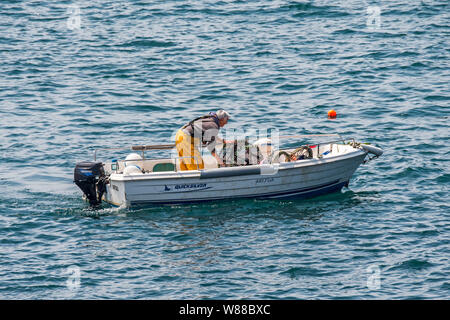 Pêcheur en barque de pêcheur l'abandon / shooting / casiers à homard Homard Homard / la nasse dans l'Océan Atlantique / Manche Banque D'Images