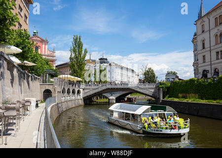 La rivière Ljubljanica Excursion en bateau croisière à travers le centre de Ljubljana après être passé sous le triple pont centre ville Ljubljana Slovénie eu Europe Banque D'Images