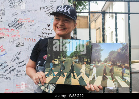 London UK. 8 août 2019. Beatles fans célèbrent le 50e anniversaire de l'album Abbey Road sorti le 8 août 1969.Crédit : amer ghazzal/Alamy Live News Banque D'Images