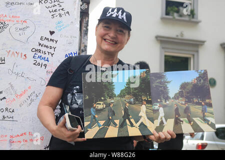 London UK. 8 août 2019. Beatles fans célèbrent le 50e anniversaire de l'album Abbey Road sorti le 8 août 1969.Crédit : amer ghazzal/Alamy Live News Banque D'Images