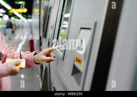 Femme choisi la destination on Subway train ticket machine. Concept de transport Banque D'Images