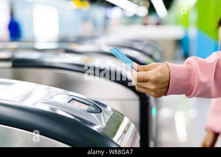 Femme de la main train ticket au métro Porte d'entrée. Concept de transport Banque D'Images