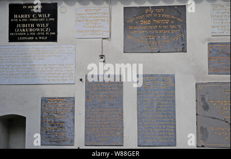 Les comprimés de Memorial sur les murs extérieurs de la Synagogue Remah, Kazimierz, Cracovie, Pologne. Banque D'Images