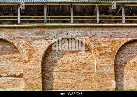 Une partie du mur de l'ancien Kremlin en Russie. Velikiy Novgorod. Banque D'Images