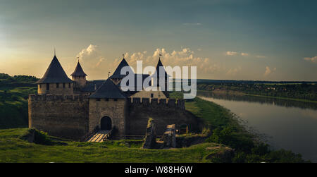 La vue de la forteresse de Khotin, forteresse médiévale dans l'ouest de l'Ukraine, situé sur la rivière Dniestr Banque D'Images