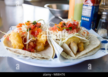 Tacos de poissons et de crevettes, de fruits de mer style Baja California tacos servi avec choux,tomates,la coriandre et une variété de salsas Banque D'Images