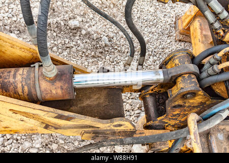 circuit hydraulique jaune tracteur. attention aux tuyaux hydrauliques. Banque D'Images